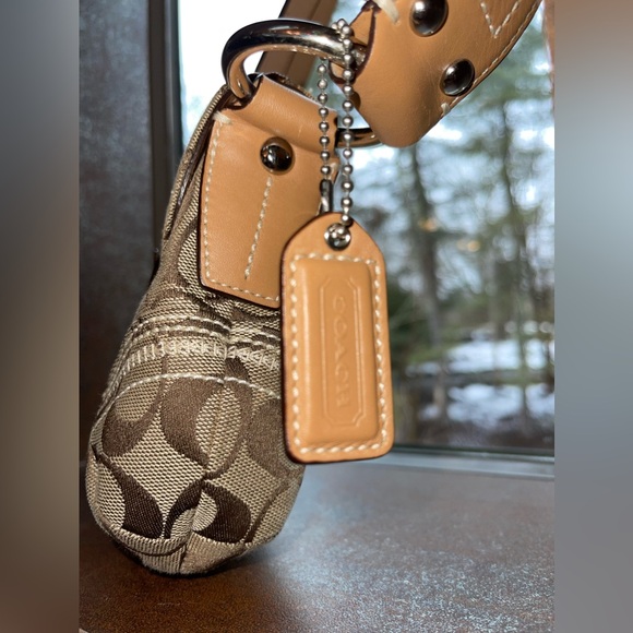 Coach Soho 2007 vintage bag!
Like new! - Picture 5 of 9